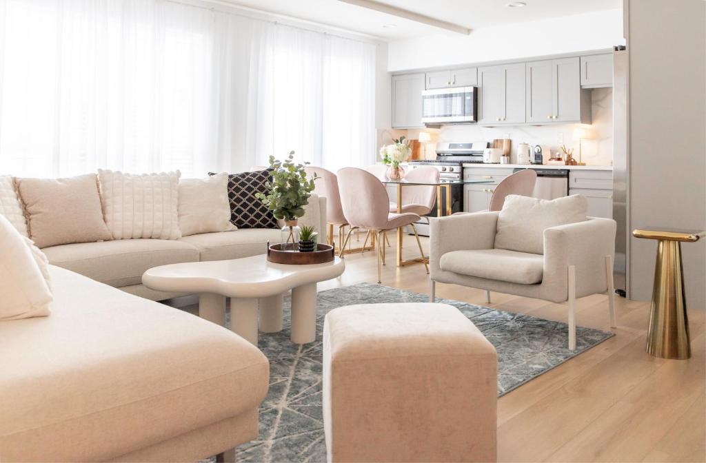 Khu vực ghế ngồi tại Premium 4-bedrooom House Best Location