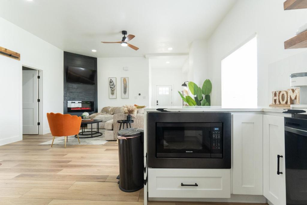 Η κουζίνα ή μικρή κουζίνα στο Chic & Spacious Newly Renovated Downtown Retreat 4BR-3BA that Sleeps 10