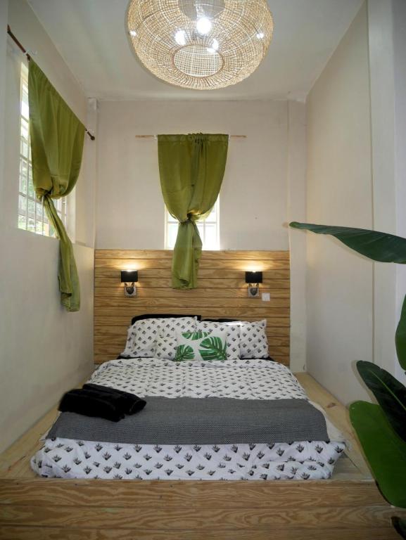 een slaapkamer met een groot bed in een kamer bij Rodney Heights 3-Bed Apt in Gros Islet