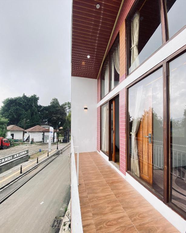 a balcony of a building with a view of a street at Lavenda homestay syari'ah in Dieng
