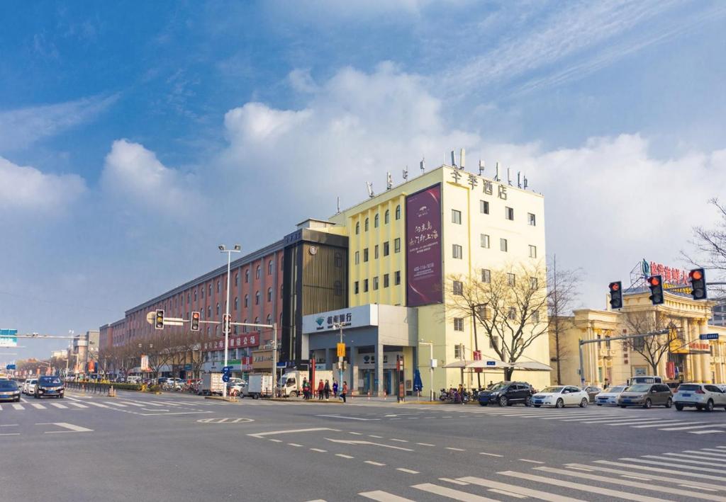 Tòa nhà nơi khách sạn tọa lạc