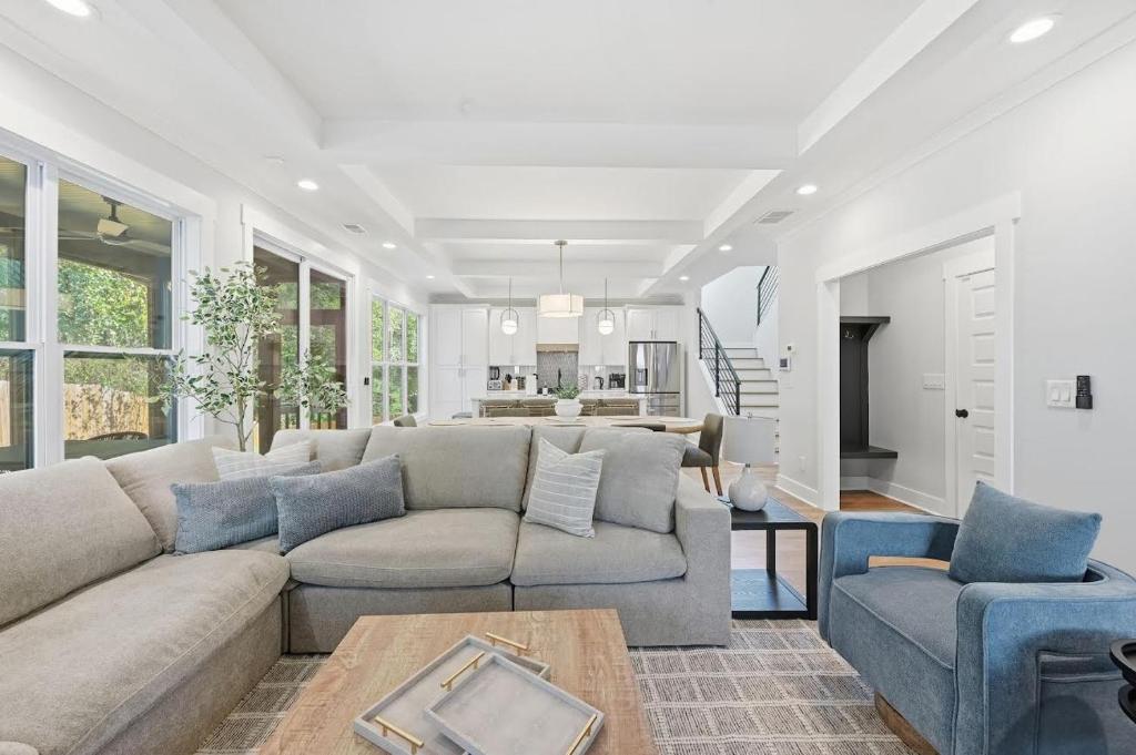 een woonkamer met een bank en een tafel bij New Modern Luxurious Woodland Retreat home in Scottdale