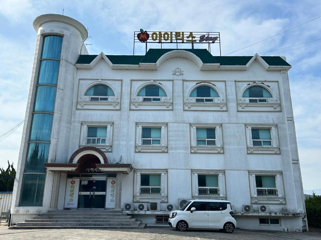 SongjŏngにあるGyeongpo Iris Stayの建物の前に駐車された白い車