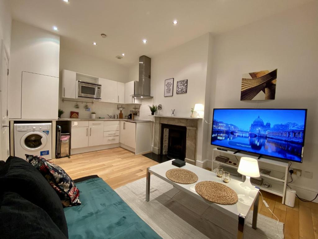 Una cocina o cocineta en Cosy flat in Central London, Bank payment ONLY in advance