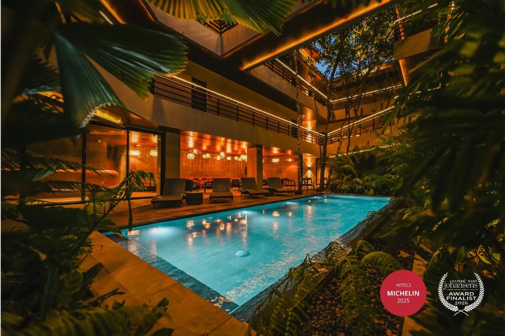 een groot zwembad in een gebouw met een gebouw bij Piece Lio from Japan Managed by H Hospitality Group in El Nido