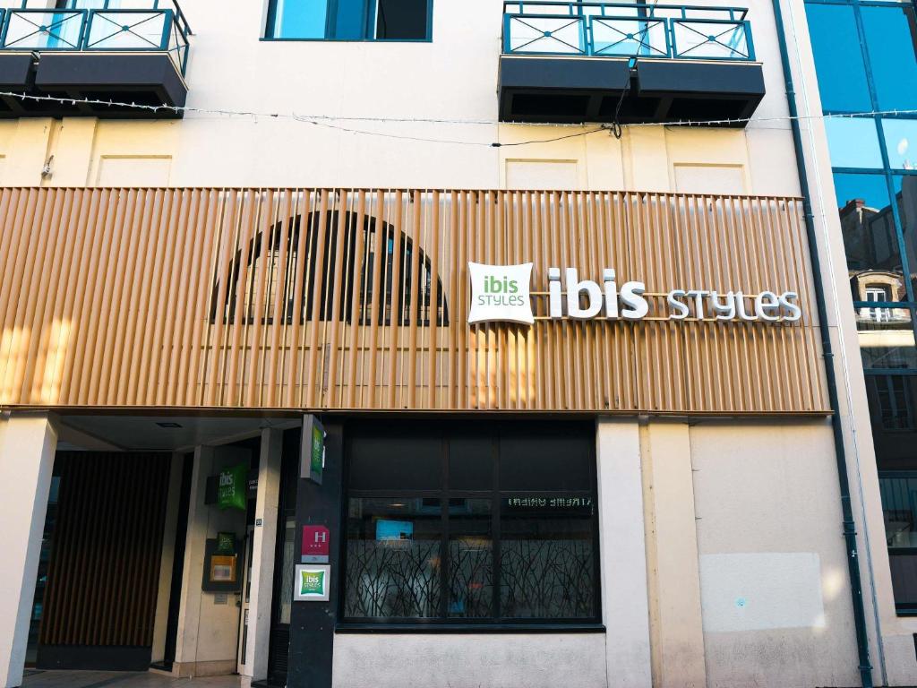 een gebouw met een bordje 'Kinderopvang' erop bij ibis Styles Caen Centre Historique in Caen
