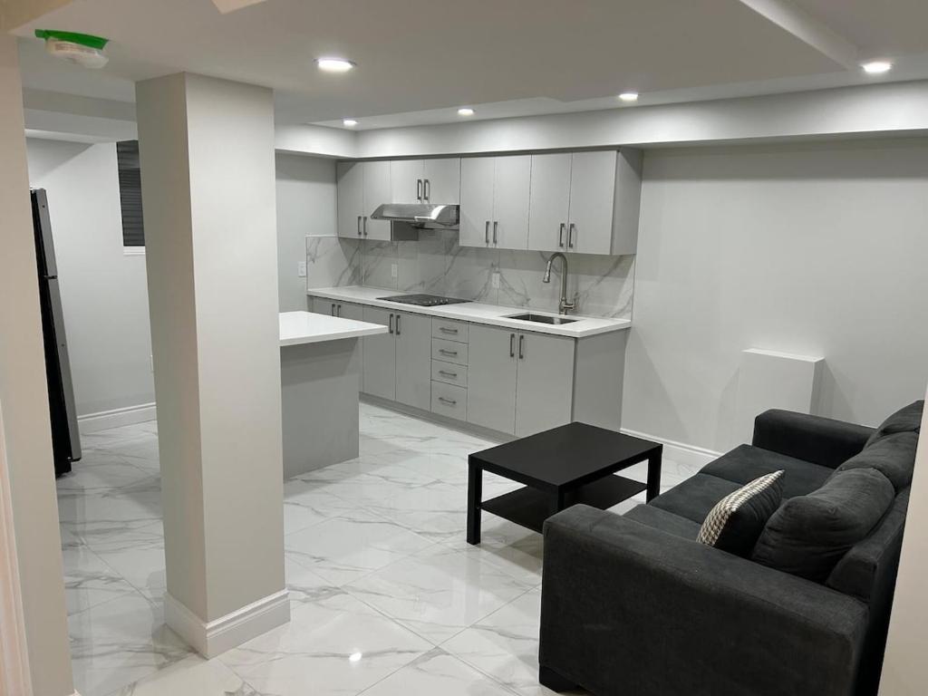 Kuchyň nebo kuchyňský kout v ubytování Brand New 1 Bedroom Apartment