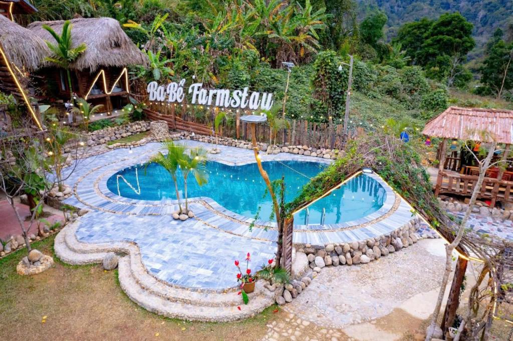 ein Swimmingpool in einem Resort mit einem Haus in der Unterkunft Ba be farmstay in Ba Be18