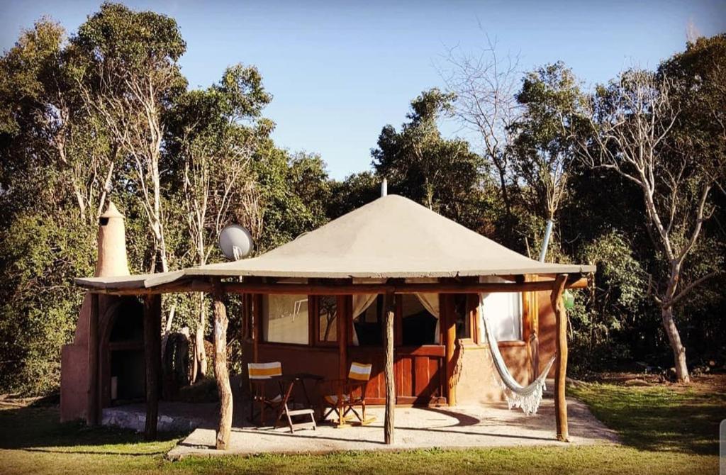 - un kiosque avec une tente dans l'herbe dans l'établissement Cabañas Bendita Tierra - Calandrias, à Los Molles