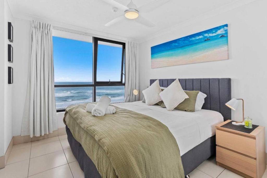 Un dormitorio con una cama con vista al mar. en Seascape Serenity in Palm Beach, en Gold Coast