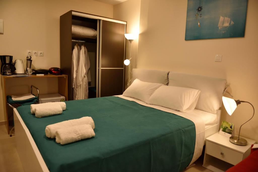 ein Schlafzimmer mit einem grünen Bett mit zwei Handtüchern darauf in der Unterkunft La Luna in Therma