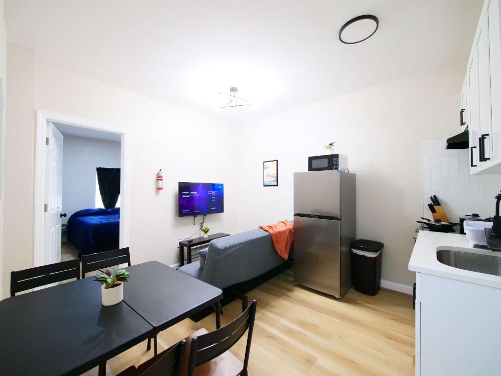 Kuchyň nebo kuchyňský kout v ubytování 1BR and 1BA with Wi-Fi - Quick NYC Access