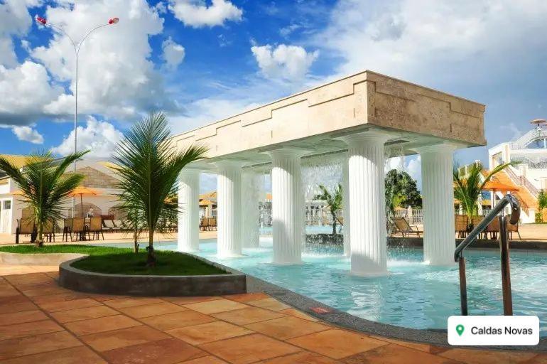APT em CALDAS NOVAS في كالدس نوفاس: جناح مع نافورة في مسبح