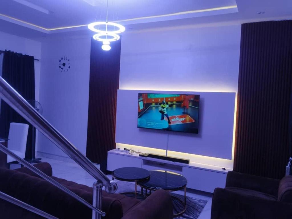 TV a/nebo společenská místnost v ubytování Odin Good Homes