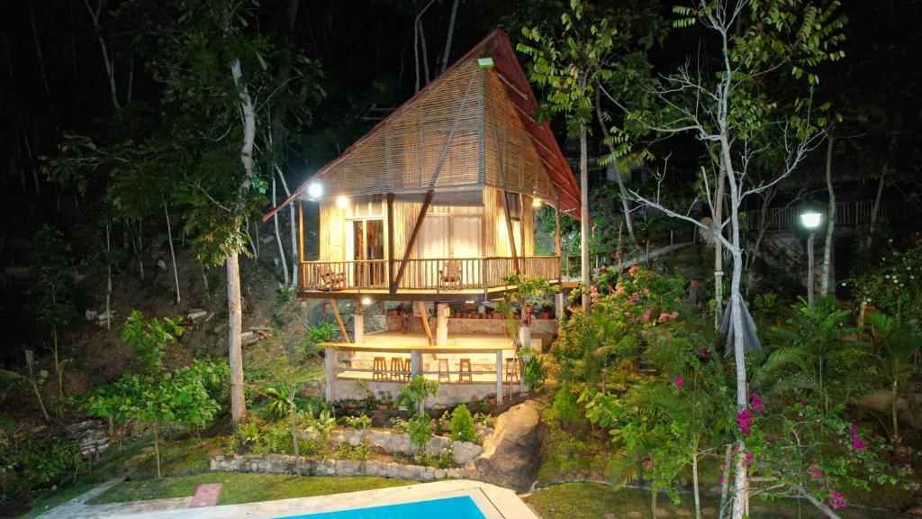een klein huis in het bos 's nachts bij Fundo Baños in Tarapoto