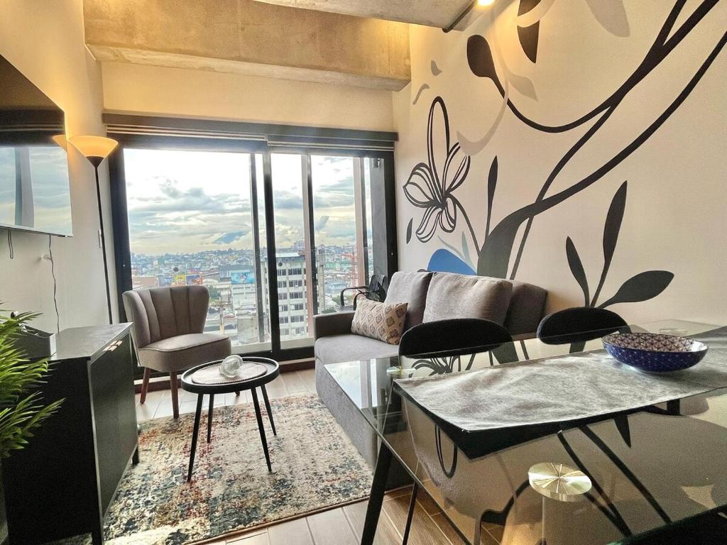 un salon avec un canapé et une table dans l'établissement Urban Corner in Zone 4, à Guatemala