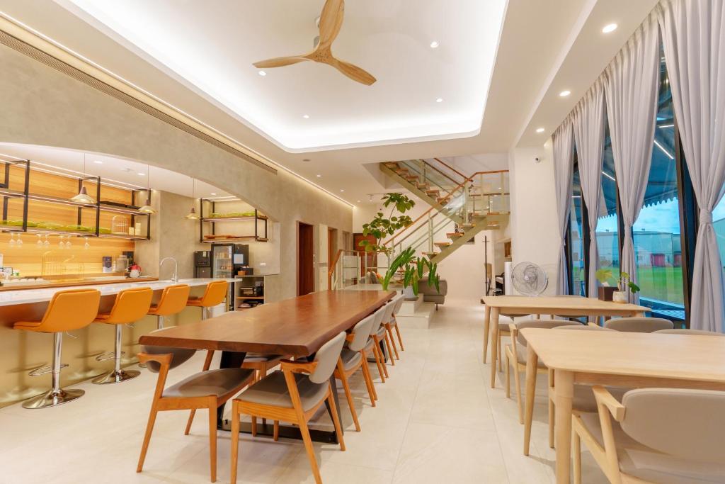 員山郷にある優勝美地民宿二館の木製のテーブルと椅子のあるダイニングルーム