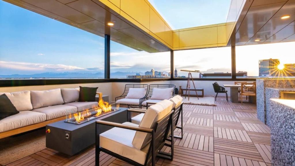 una sala de estar con un sofá y una mesa en Spacious New Condo in Downtown SLC, en Garden Towers Condominium