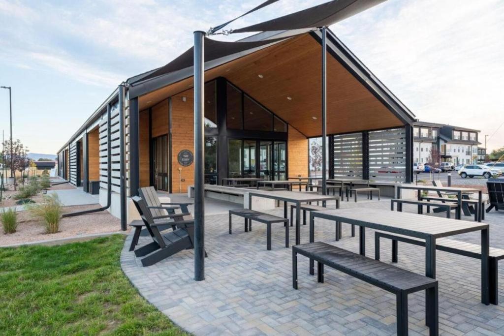 グランドジャンクショ​​ンにあるSecluded Tiny House Oasis in Grand Junction Perfect for Experiencing Nature in Comfortの建物前の一群