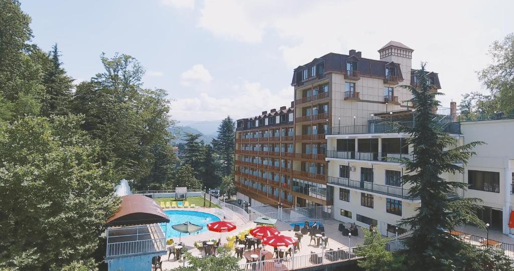 un hotel con piscina frente a un edificio en Sputnik Hotel Batumi, en Batumi
