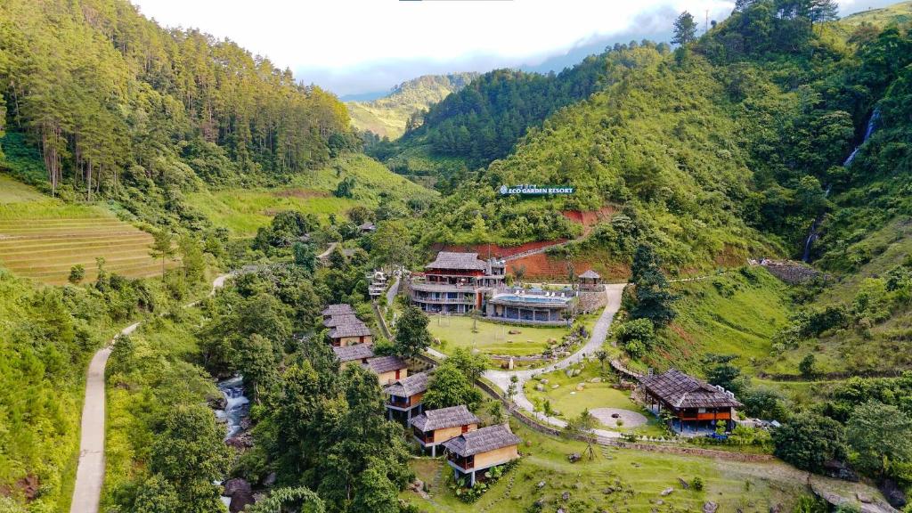 - une vue aérienne sur une maison dans une vallée dans l'établissement Trạm Tấu Eco Garden Resort & Hot spring, à Trạm Tấu