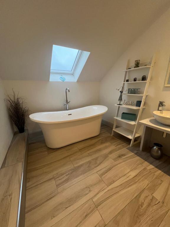 Ένα μπάνιο στο BlueWillowRetreat with Sauna Spiddal