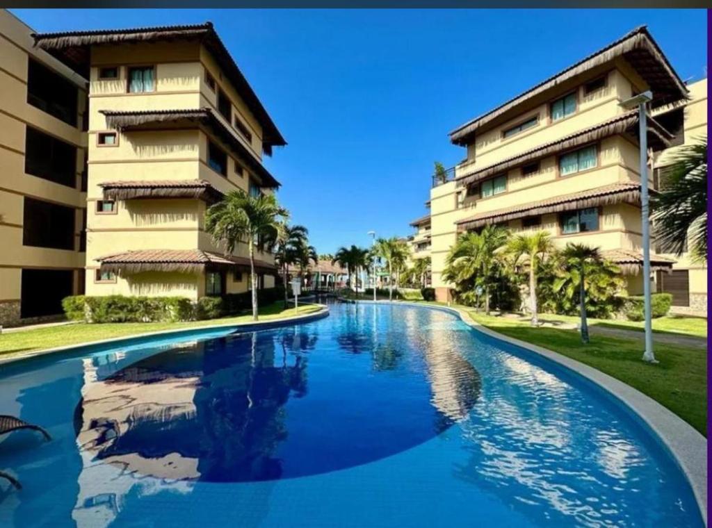 una piscina di fronte a un edificio di Manhattan Beach Riviera 2 Terreo ad Aquiraz