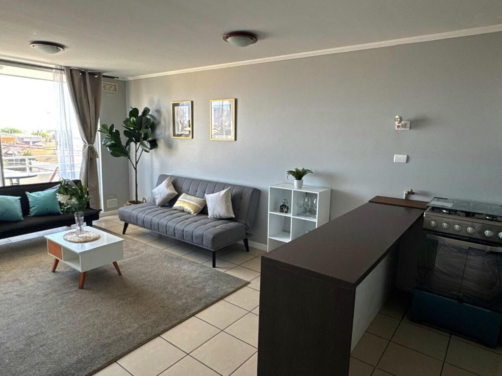 a living room with a couch and a table at Acogedor y amplio, cercano al Hospital de Ovalle in Ovalle