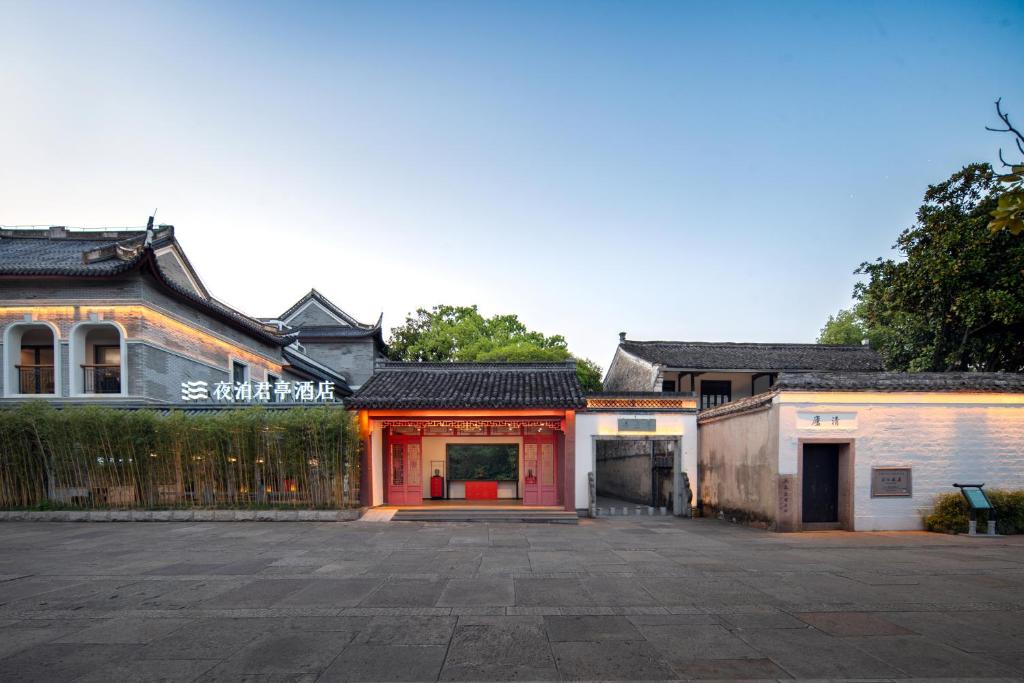 een lege parkeerplaats voor een gebouw bij SSAW Garden Hotel Ningbo Xikou in Fenghua