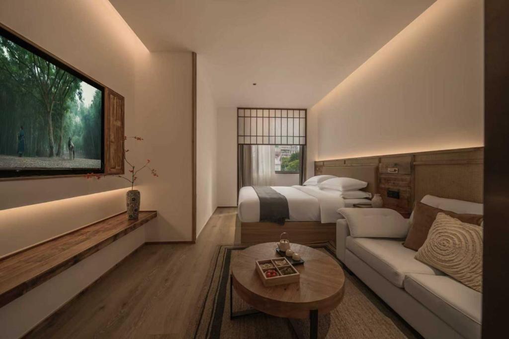 Postel nebo postele na pokoji v ubytování There's a hotel under the banyan tree