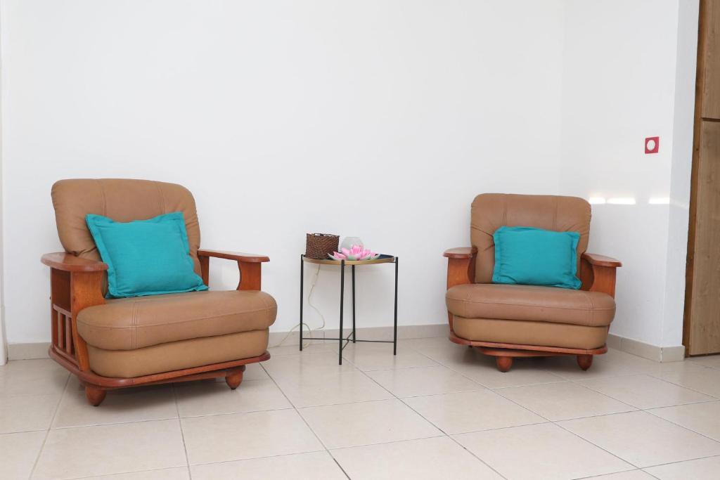 two chairs and a table in a room at Kaz mahury zen-wifi-climatisation in Rémiré