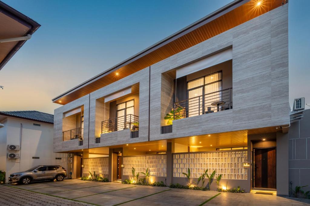 ein Gebäude mit einem davor geparkten Auto in der Unterkunft Villa Siji Sanggrahan Private Pool in Kejayan