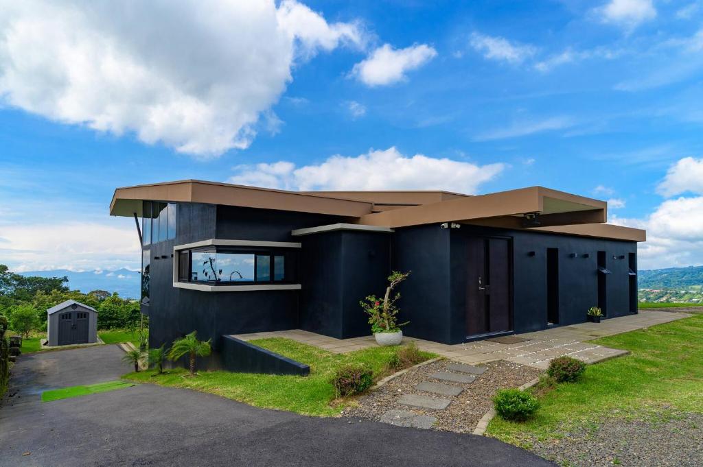 Το κτήριο όπου στεγάζεται  η παραθεριστική κατοικία