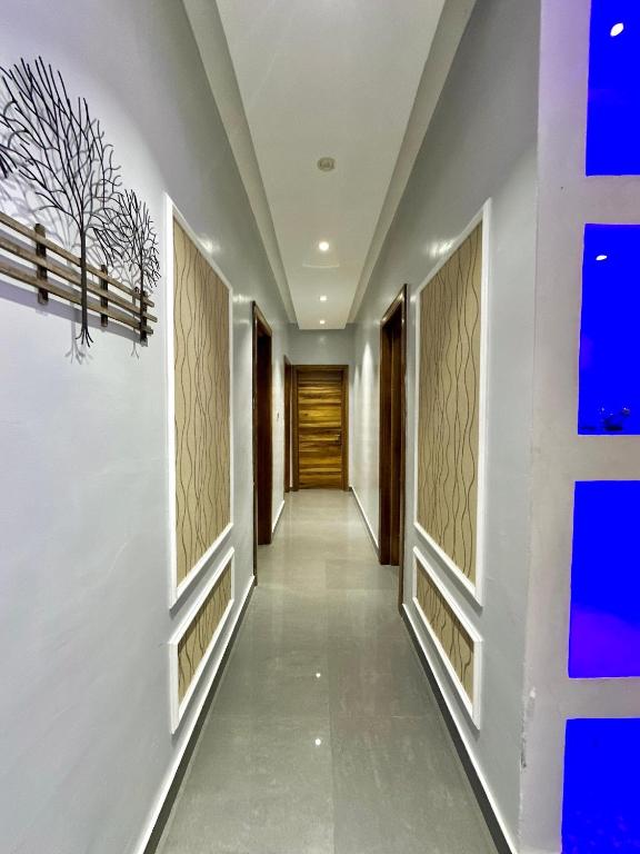 un couloir de maison avec des lumières bleues dans l'établissement Mega Villa 5 Bedroom Stand Alone Duplex, à Ikuata