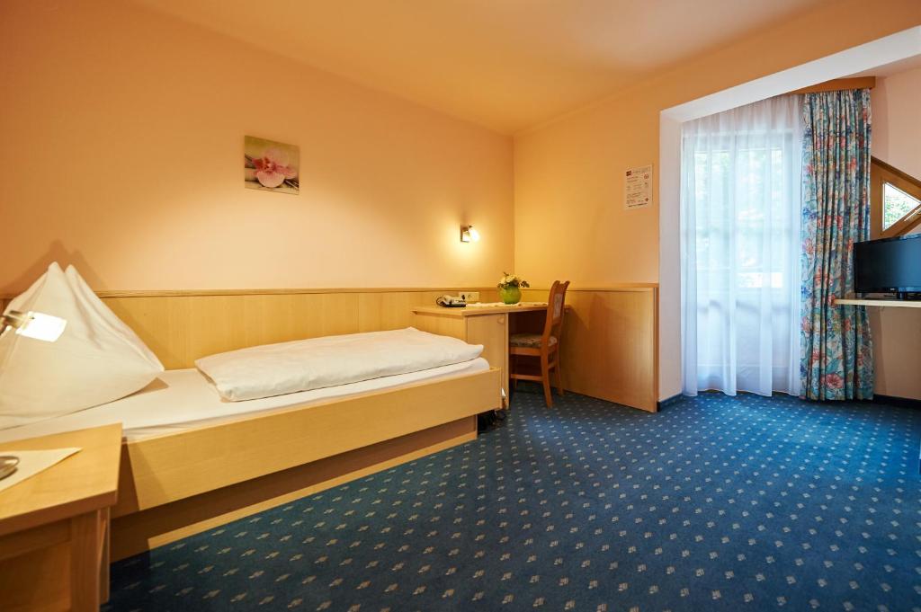 Postel nebo postele na pokoji v ubytování Hotel-Restaurant Schwaiger***
