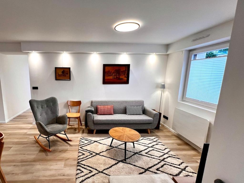 BischoffsheimにあるPetite maison indépendante avec garage attenantのソファと椅子2脚のあるリビングルーム