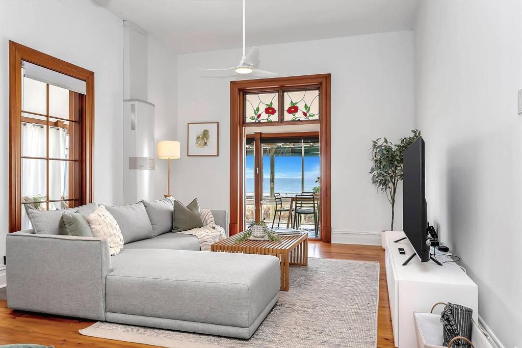 Postel nebo postele na pokoji v ubytování Seavista on the Esplanade - Sunlit Beachfront Escape