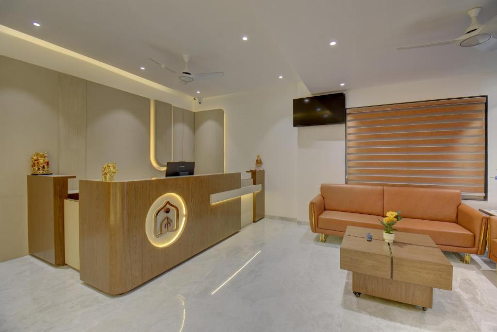 シルディにあるHotel Stay Divine, Shirdiのソファとコーヒーテーブルのあるロビー
