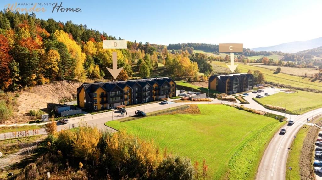 une vue aérienne d'un bâtiment avec un panier de basket dans l'établissement Wonder Hill - apartamenty z klimatyzacją, balkonami lub trasami, à Sosnówka