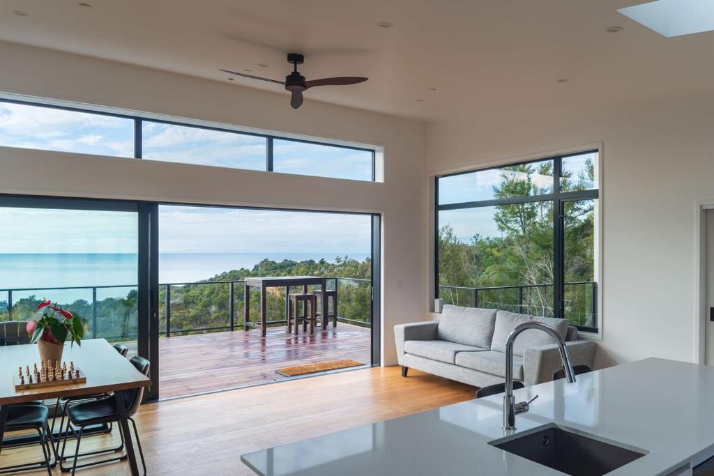 カイテリテリにあるKokomeaのキッチン、海の景色を望むリビングルーム