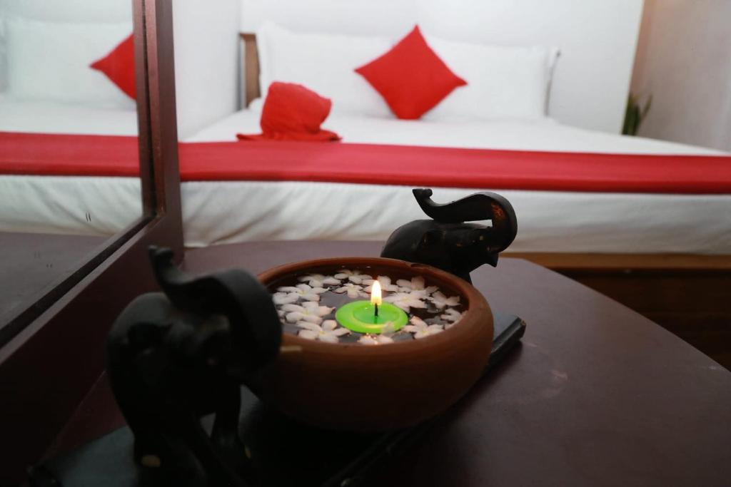 Ένα ή περισσότερα κρεβάτια σε δωμάτιο στο Peradeniya Green Mount Hotel