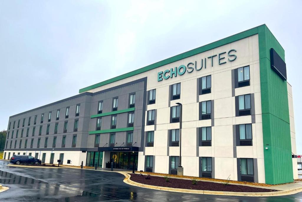 un gran edificio con las palabras Edinburgh Suites en él en Echo Suites Extended Stay by Wyndham Atlanta-Conyers, en Conyers