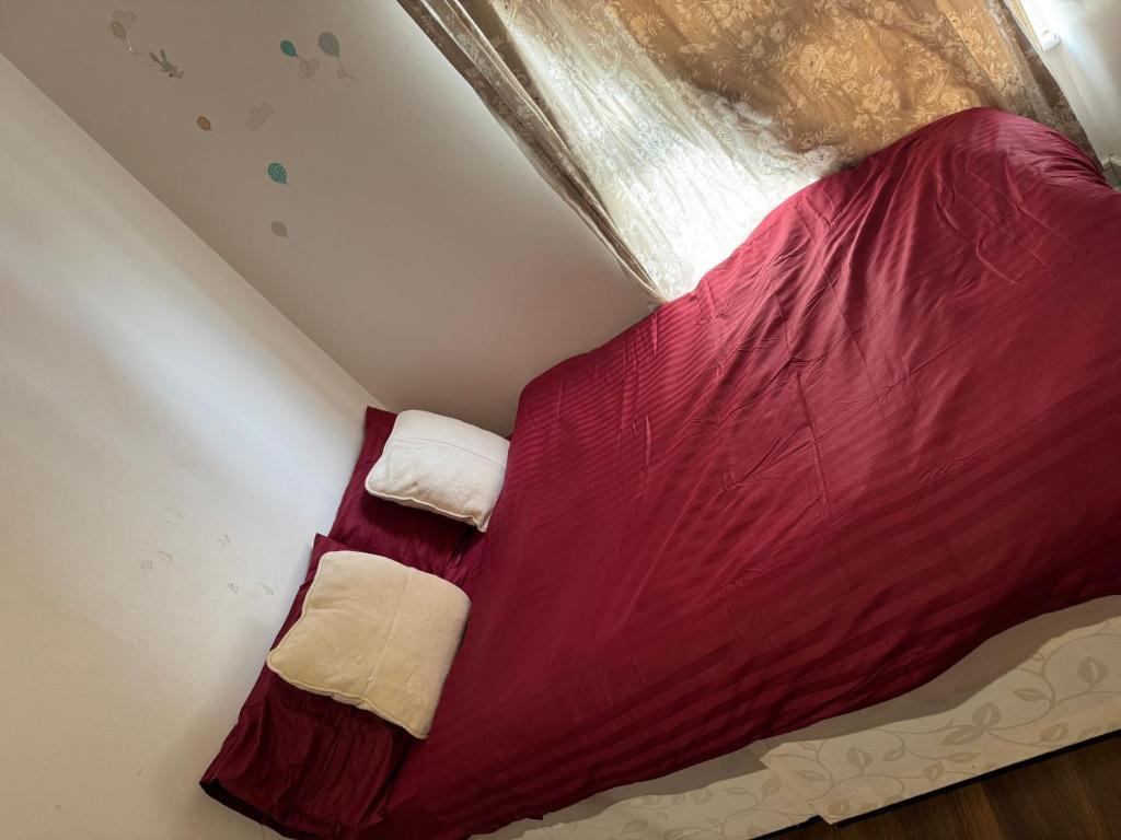 Een bed of bedden in een kamer bij Charming Edinburgh Apartment with Electric Heating Free WiFi