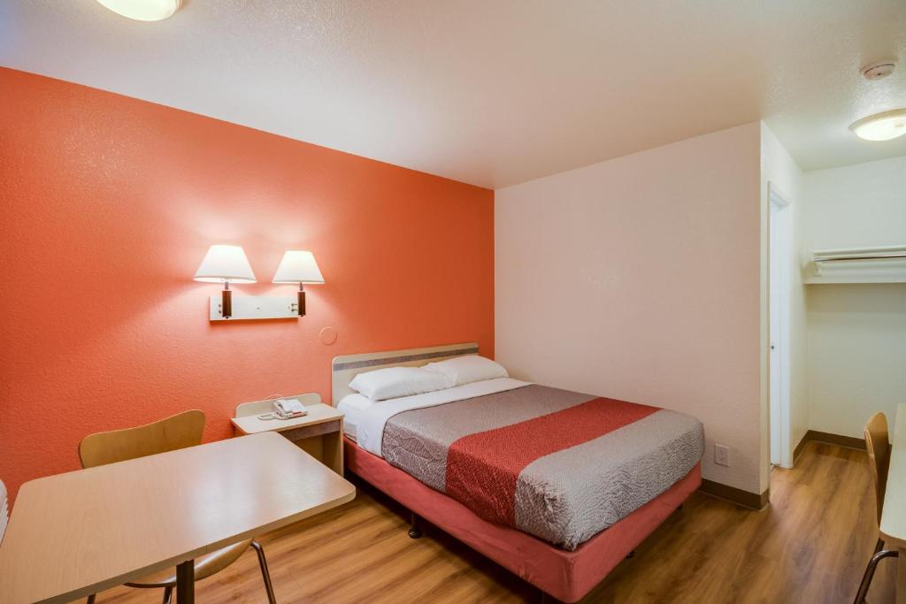 Postel nebo postele na pokoji v ubytování Motel 6-Bellingham, WA