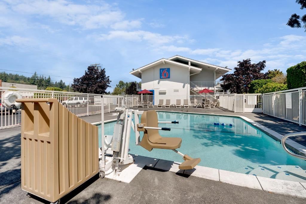 Bazén v ubytování Motel 6-Bellingham, WA nebo v jeho okolí