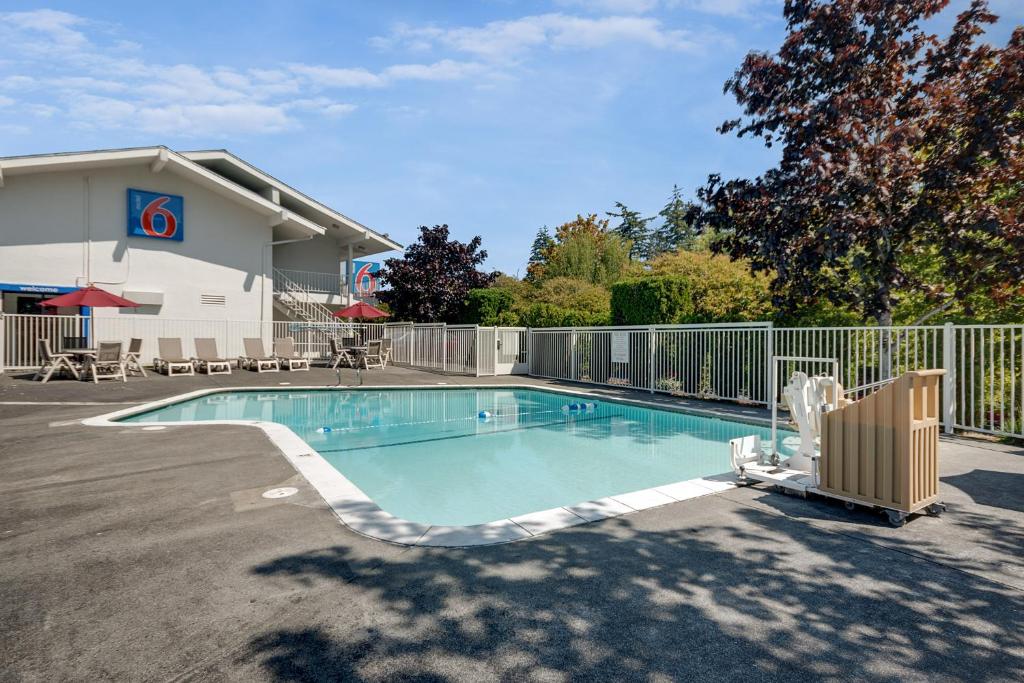 Bazén v ubytování Motel 6-Bellingham, WA nebo v jeho okolí