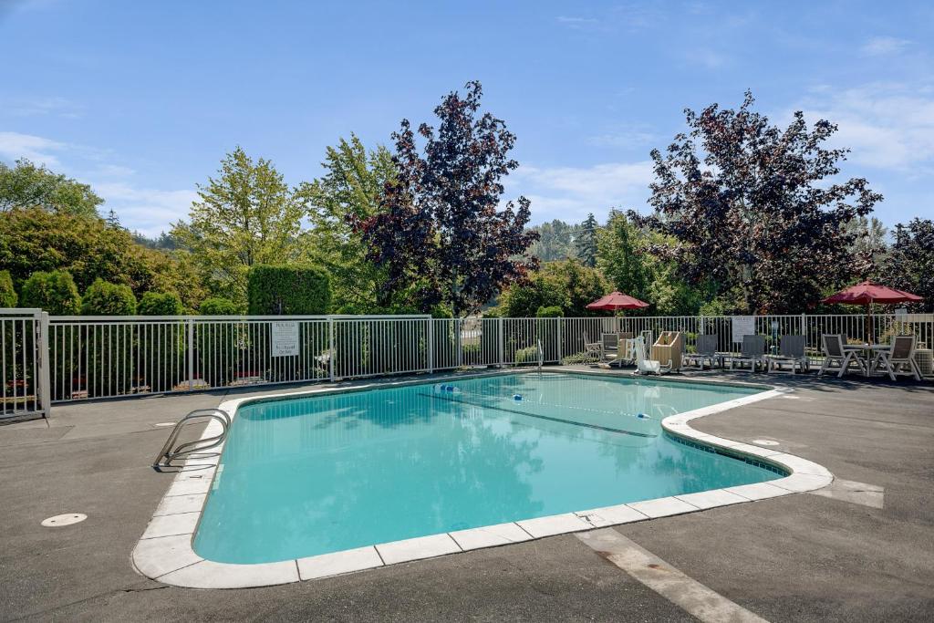 Bazén v ubytování Motel 6-Bellingham, WA nebo v jeho okolí