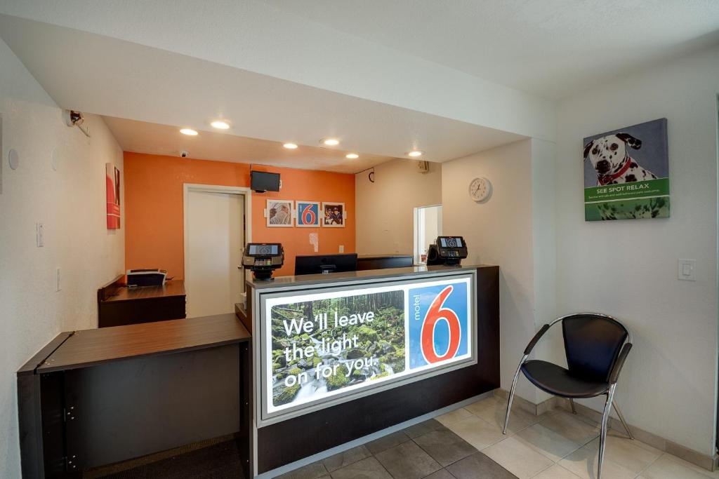 TV a/nebo společenská místnost v ubytování Motel 6-Bellingham, WA