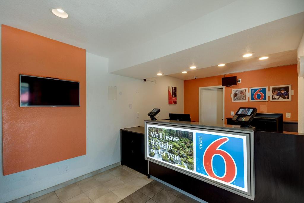 TV a/nebo společenská místnost v ubytování Motel 6-Bellingham, WA