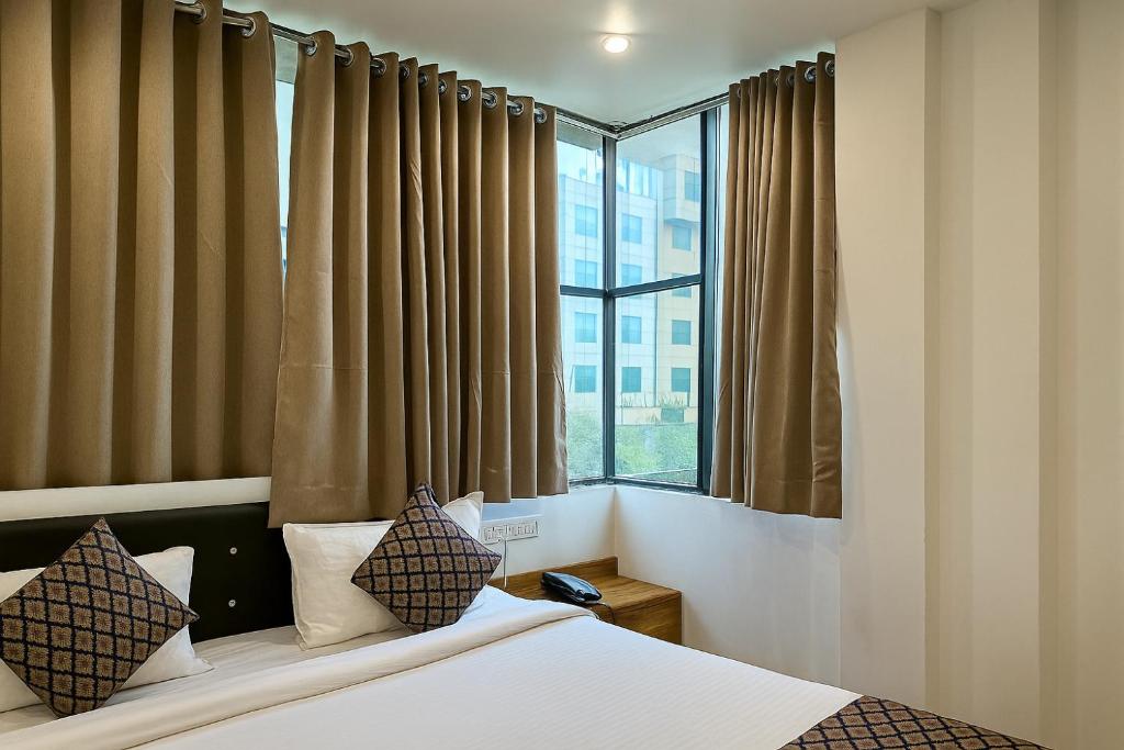 une chambre avec un lit et une grande fenêtre dans l'établissement Hotel Seasons, à Jāmb